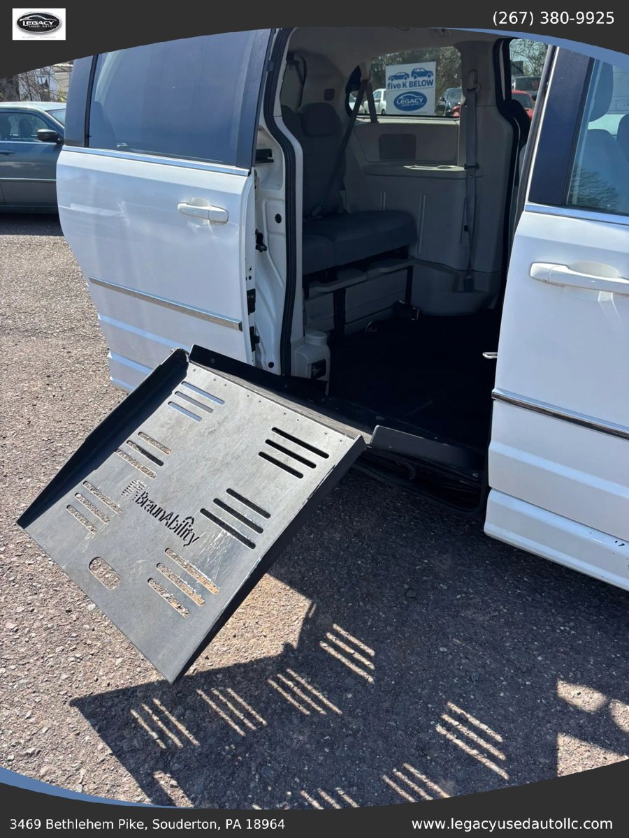 Used 2010 Chrysler Town & Country Touring FWD image 65