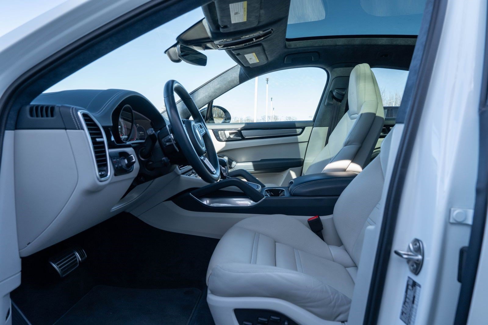Certified 2023 Porsche Cayenne Turbo AWD/4WD image 25