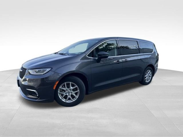 Used 2023 Chrysler Pacifica Touring-L FWD image 3