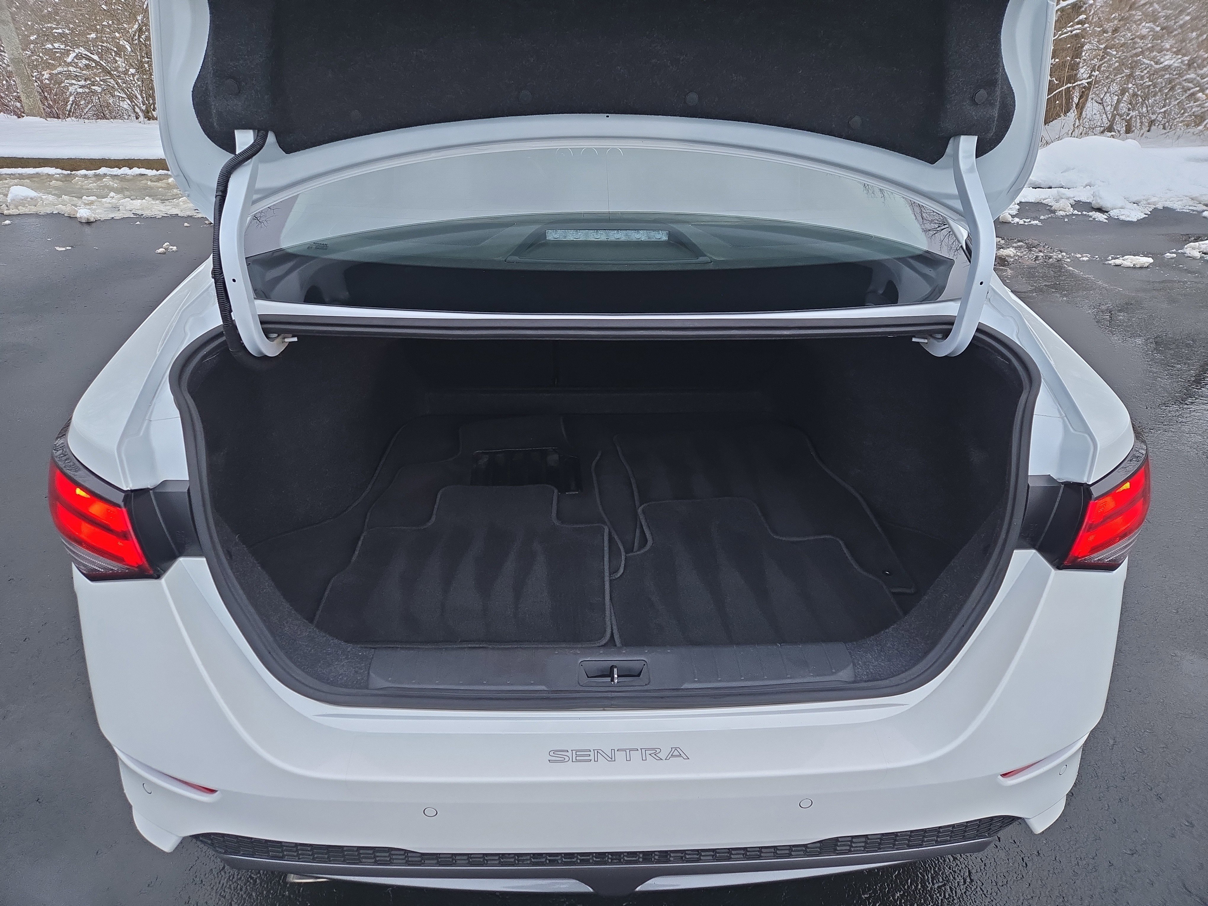 Used 2021 Nissan Sentra SR w/ SR Premium Package image 9