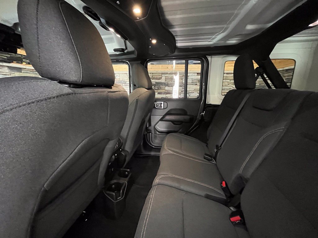 Used 2026 Jeep Wrangler Unlimited Sahara AWD/4WD image 38