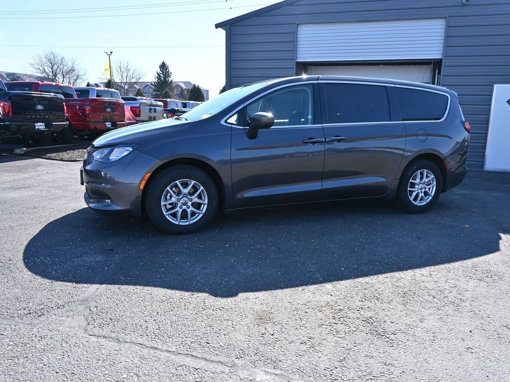 Used 2023 Chrysler Voyager LX image 4