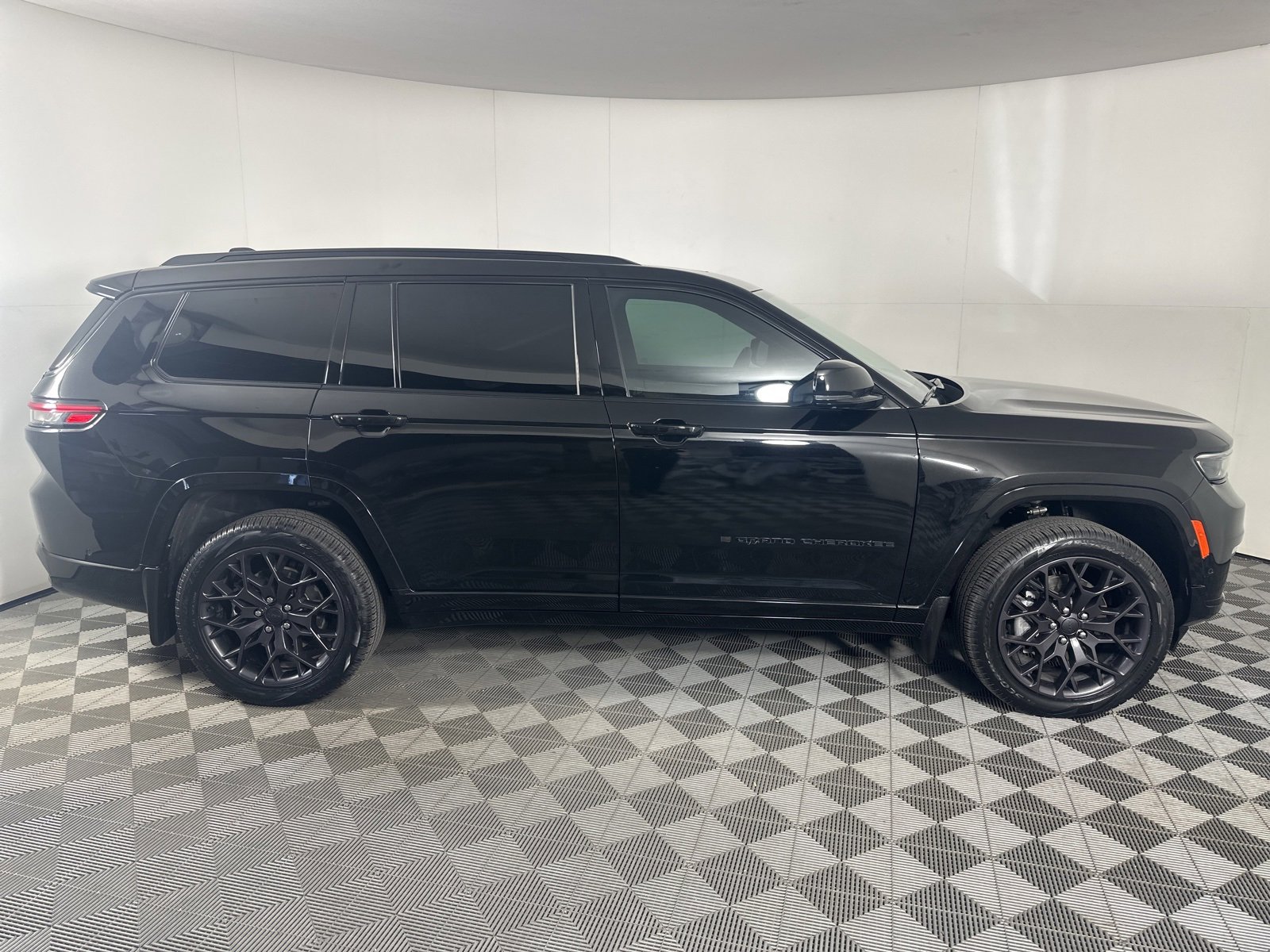 Used 2023 Jeep Grand Cherokee L Summit w/ High Altitude Package image 7