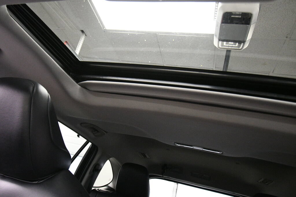 Used 2023 Toyota Highlander XLE AWD/4WD image 19
