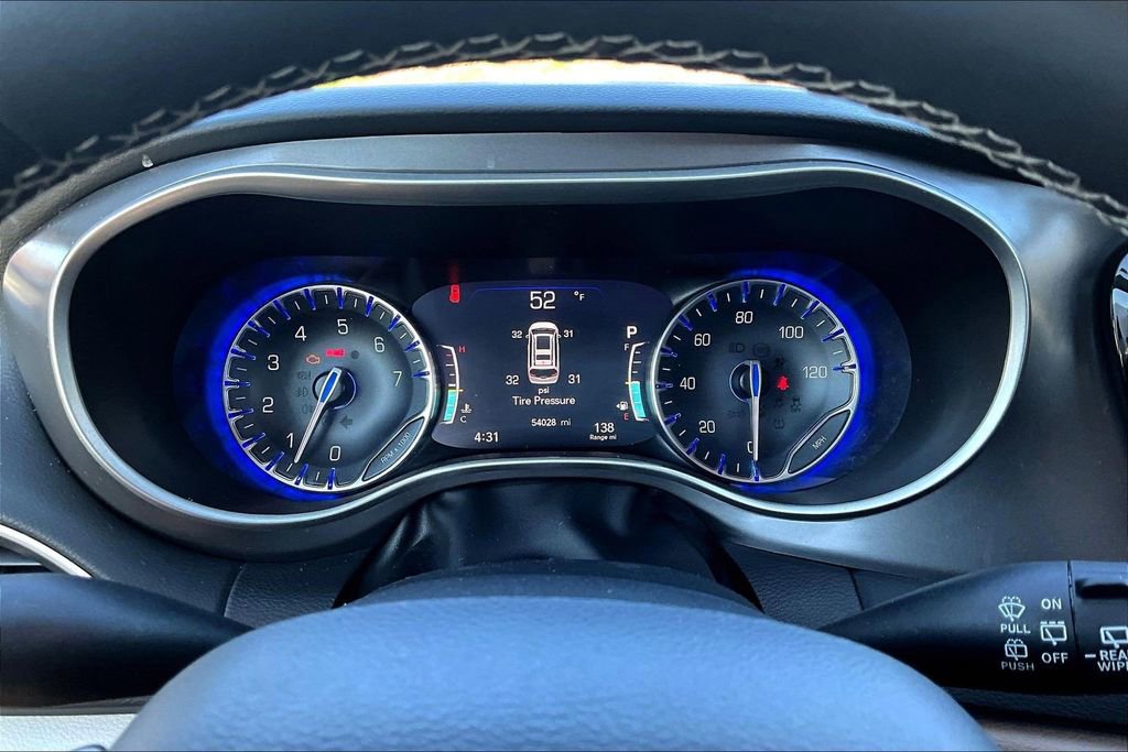 Used 2023 Chrysler Pacifica Touring-L image 13