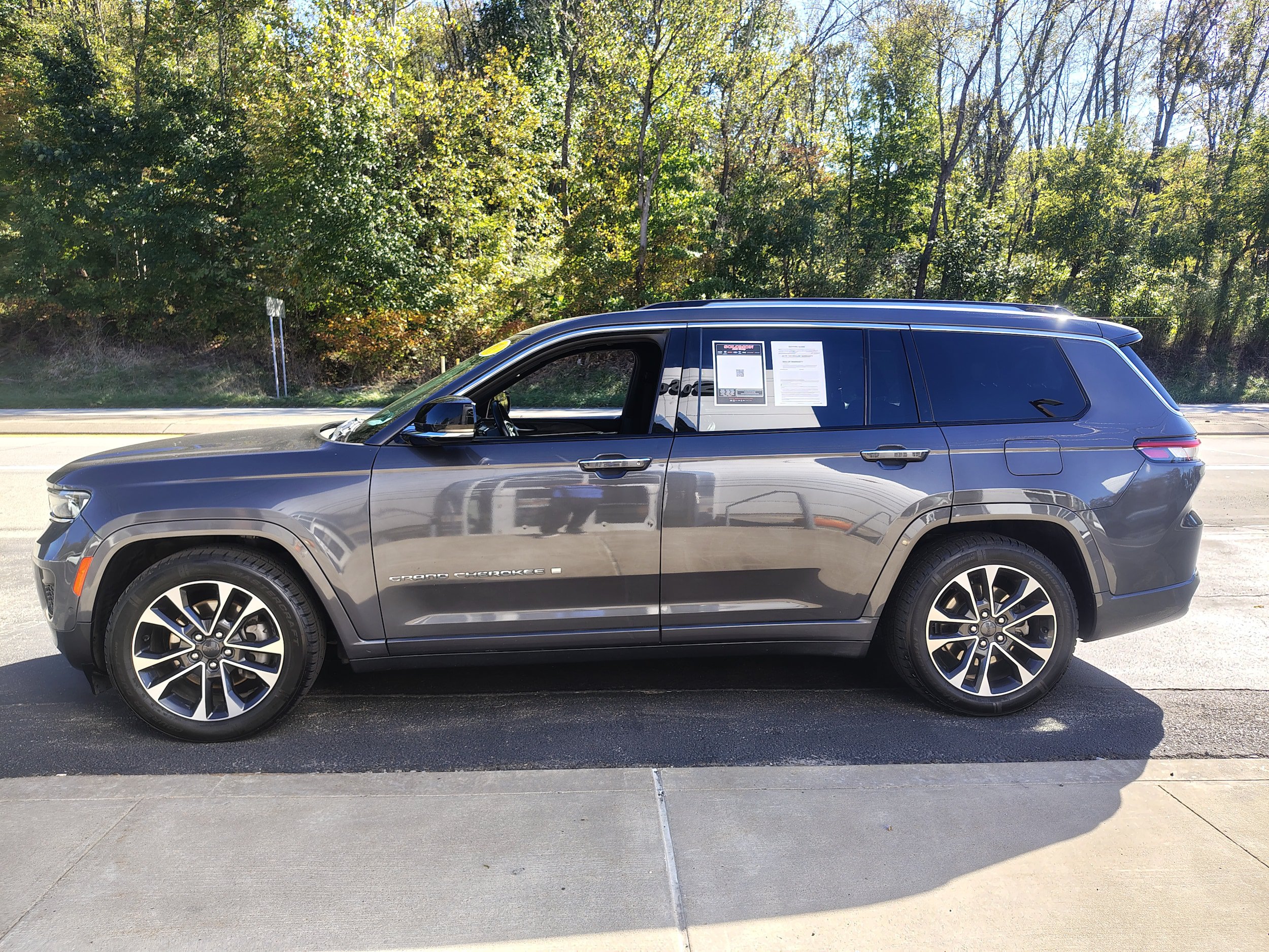 Certified 2022 Jeep Grand Cherokee L Overland w/ Luxury Tech Group IV AWD/4WD image 6