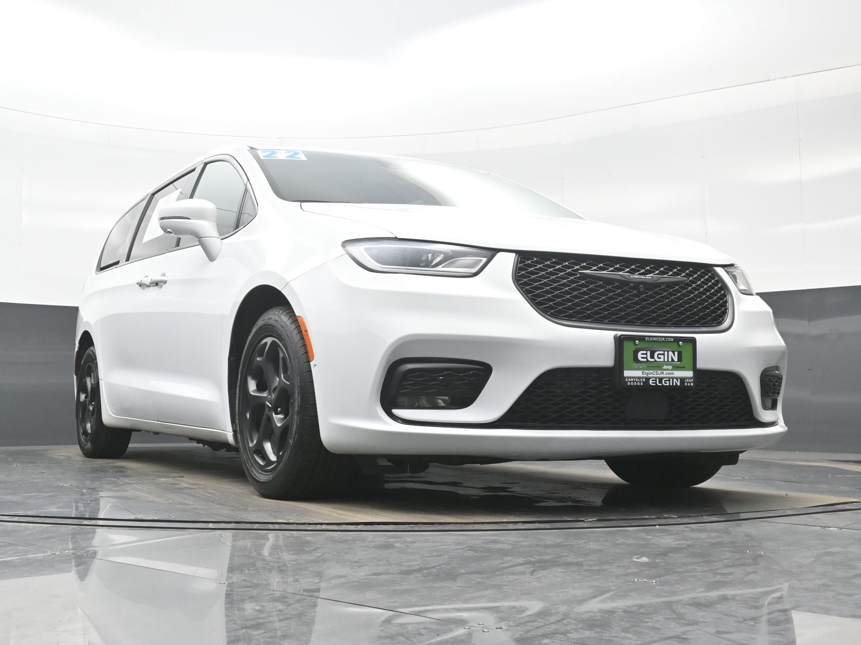 Used 2022 Chrysler Pacifica Touring-L w/ Uconnect Theater Family Group image 33