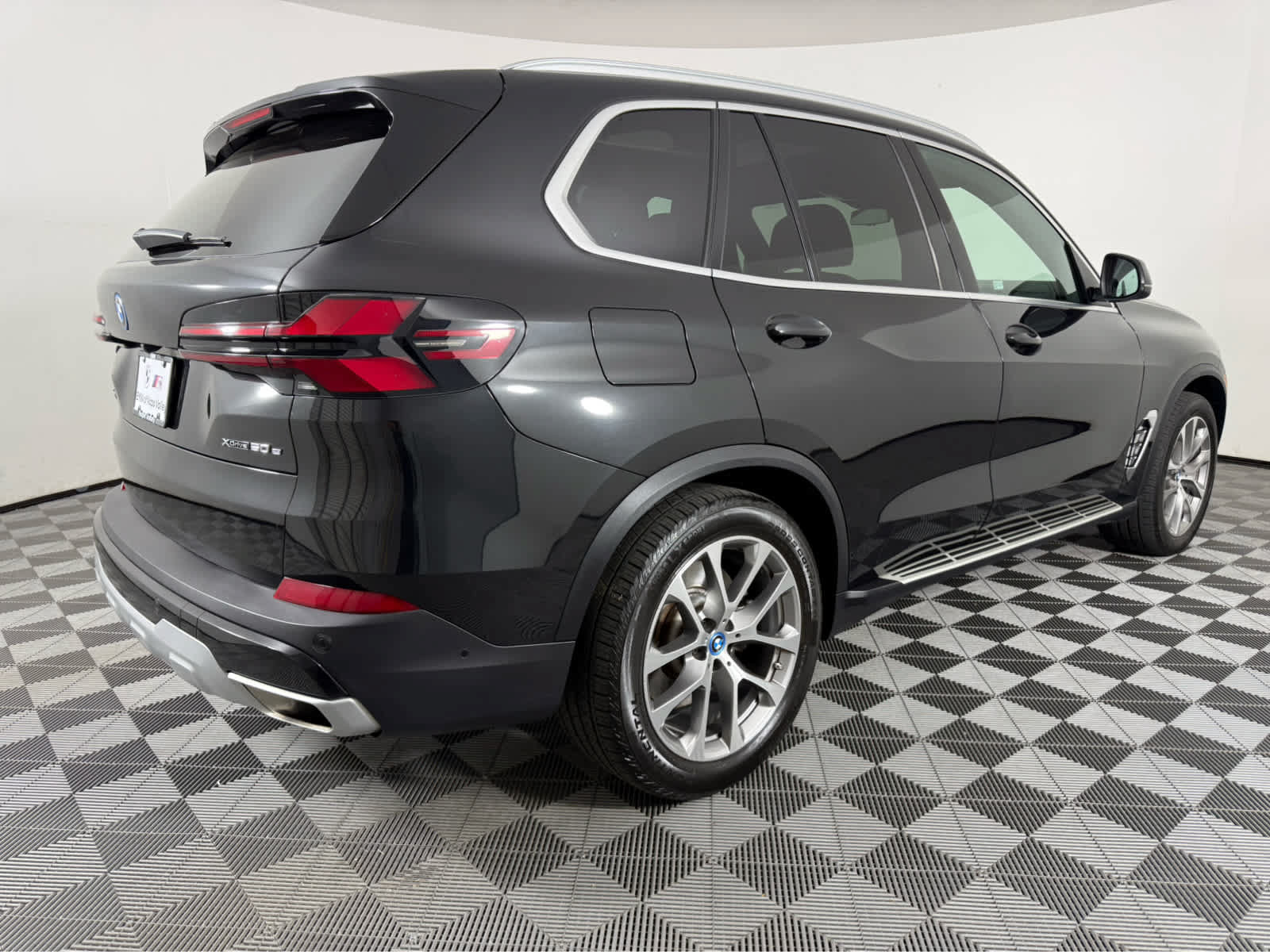 Used 2025 BMW X5 xDrive50e AWD/4WD image 3