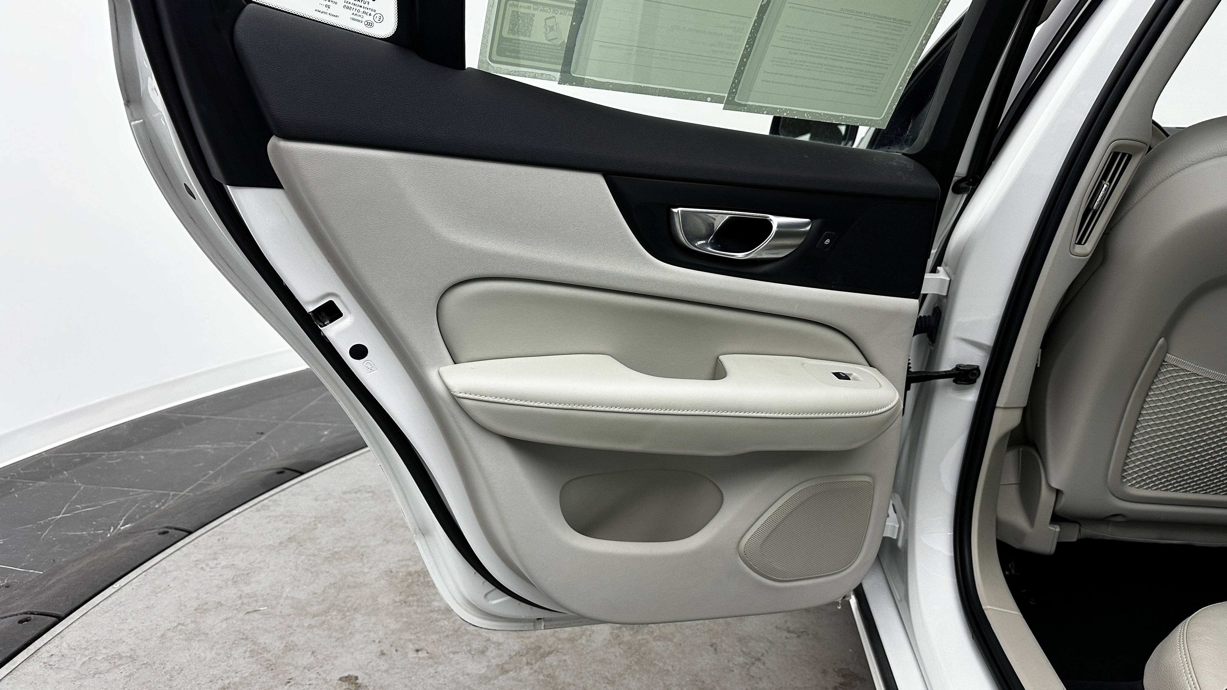 Used 2023 Volvo S60 T8 Plus image 26