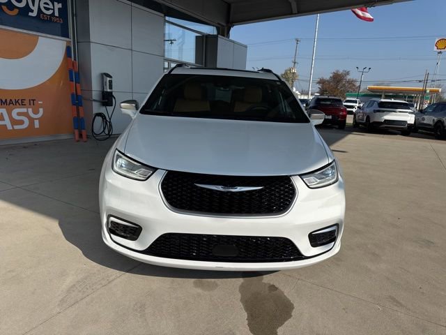 Used 2022 Chrysler Pacifica Pinnacle FWD image 2