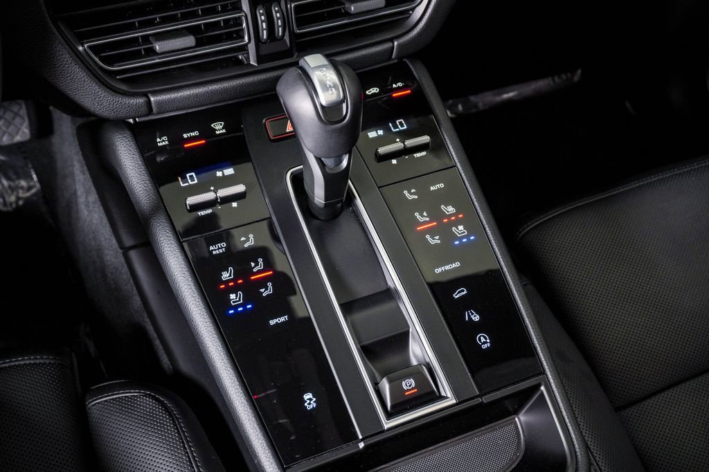 Certified 2026 Porsche Macan AWD/4WD image 24