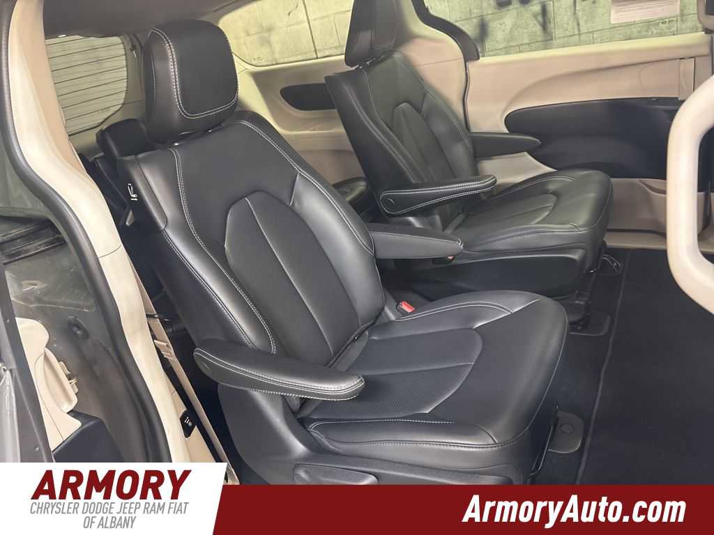 Used 2023 Chrysler Pacifica Touring-L w/ Uconnect Theater Family Group image 33