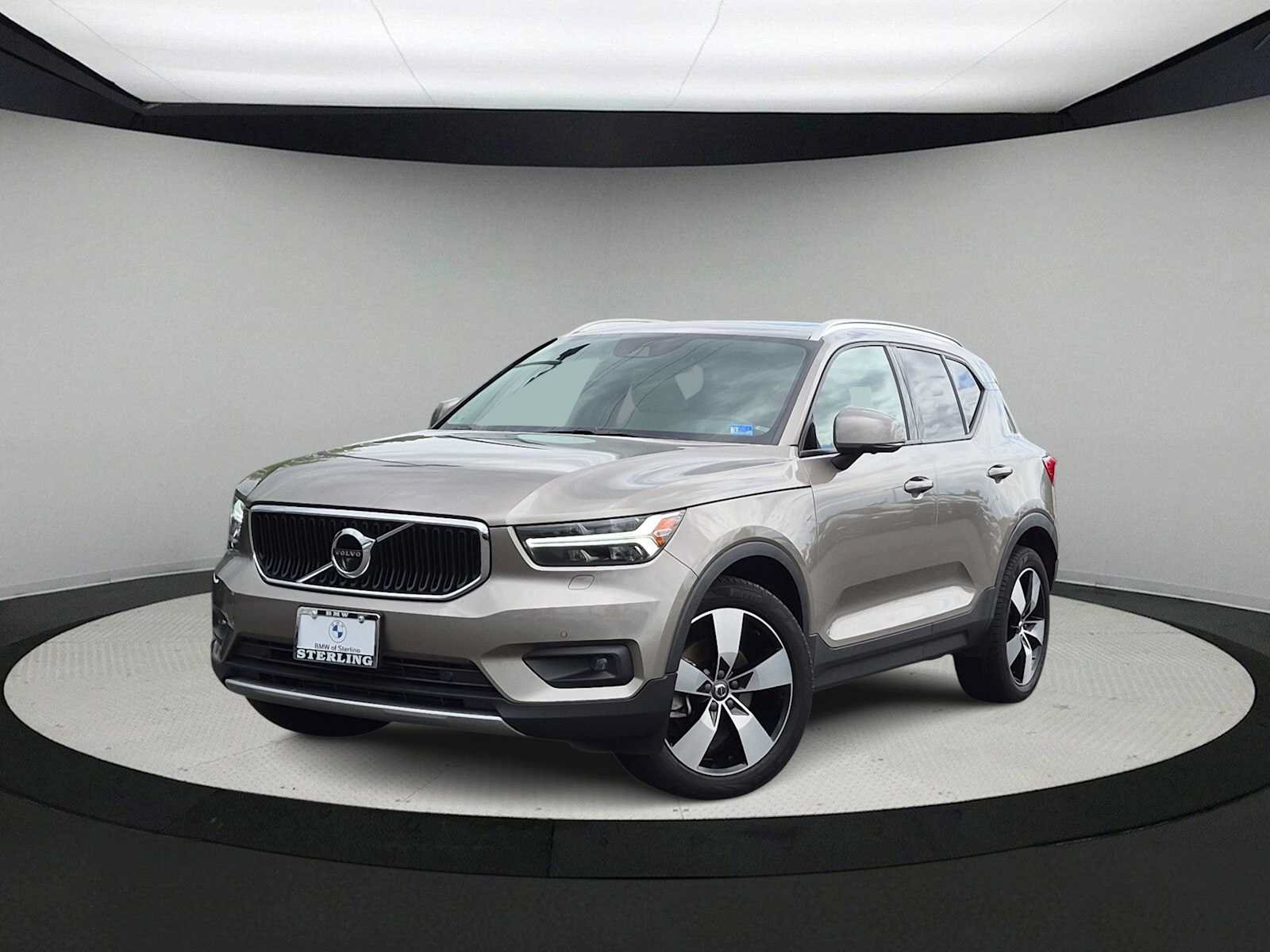 Used 2022 Volvo XC40 T5 Momentum w/ Premium Package