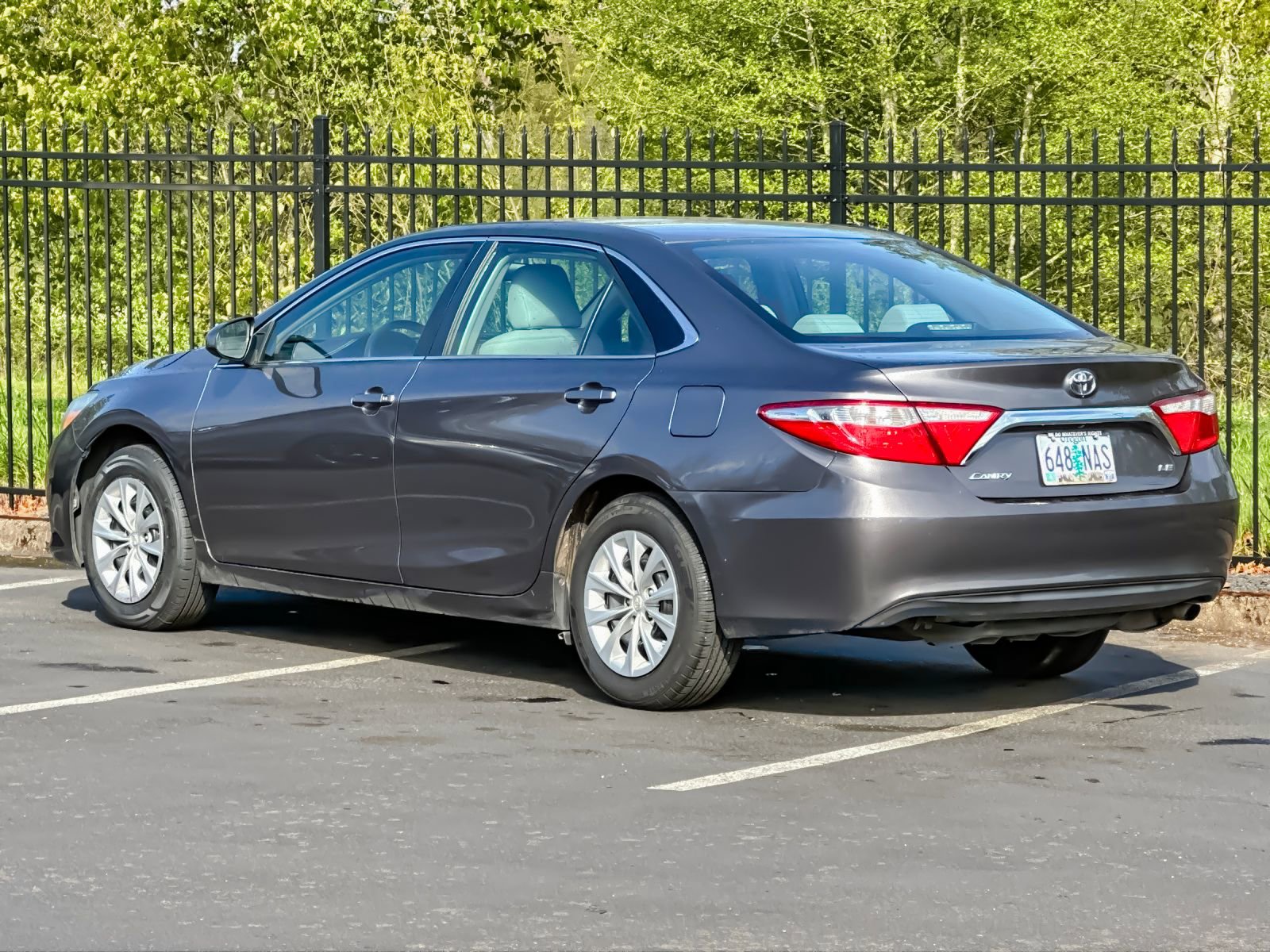 Used 2016 Toyota Camry LE image 5