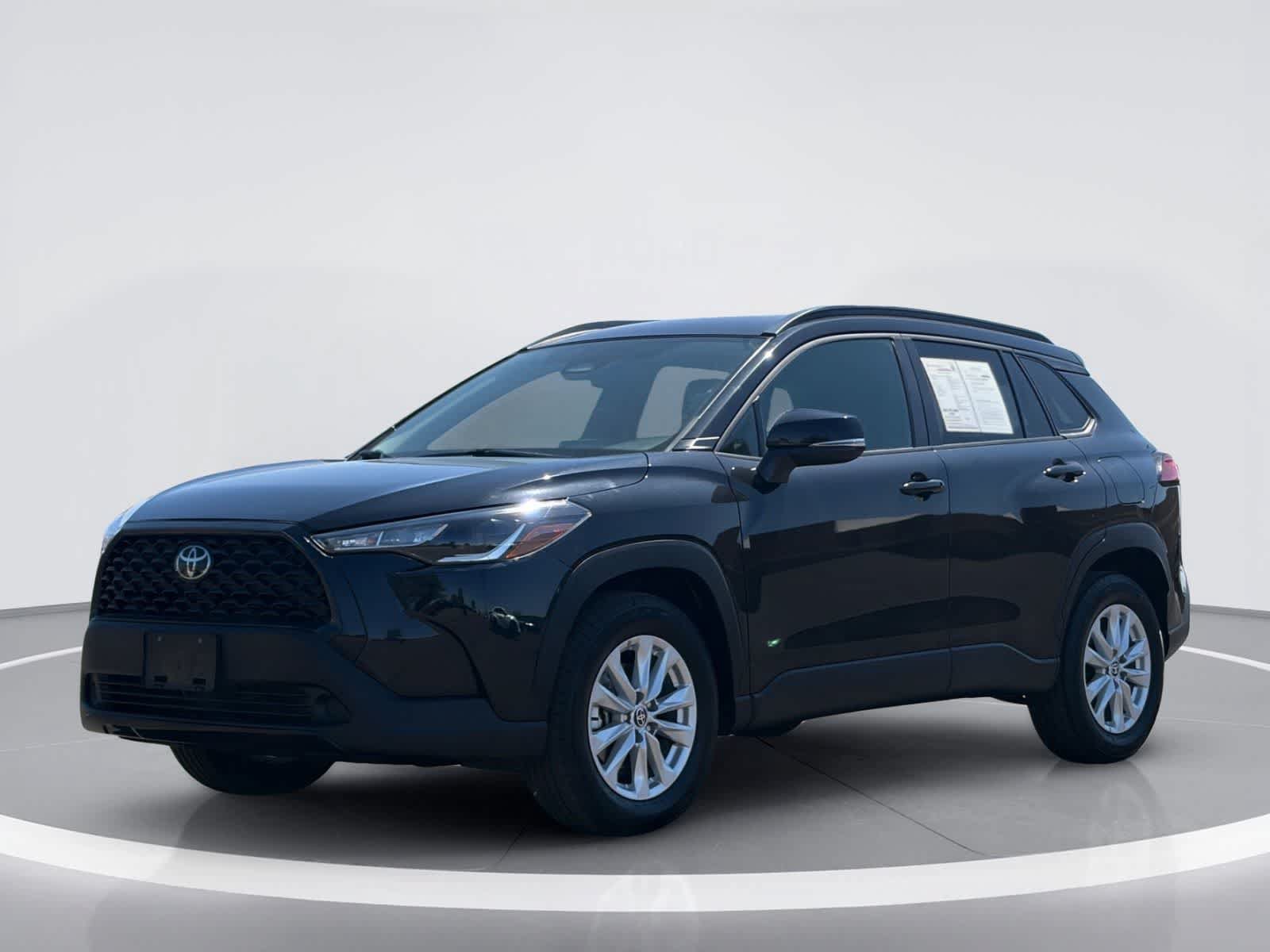 Used 2025 Toyota Corolla Cross LE FWD image 2