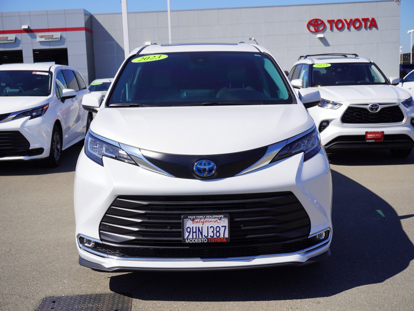 Used 2023 Toyota Sienna XLE image 6