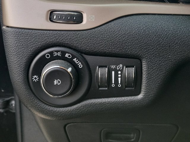 Used 2015 Jeep Cherokee Latitude AWD/4WD image 32