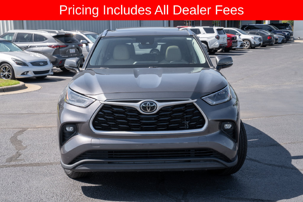 Used 2021 Toyota Highlander XLE FWD image 2