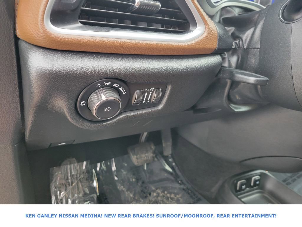 Used 2017 Chrysler Pacifica Limited image 34