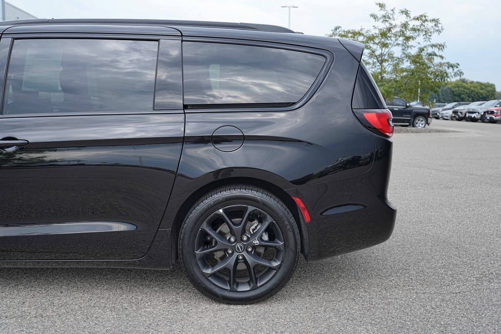 Used 2025 Chrysler Pacifica Limited FWD image 12