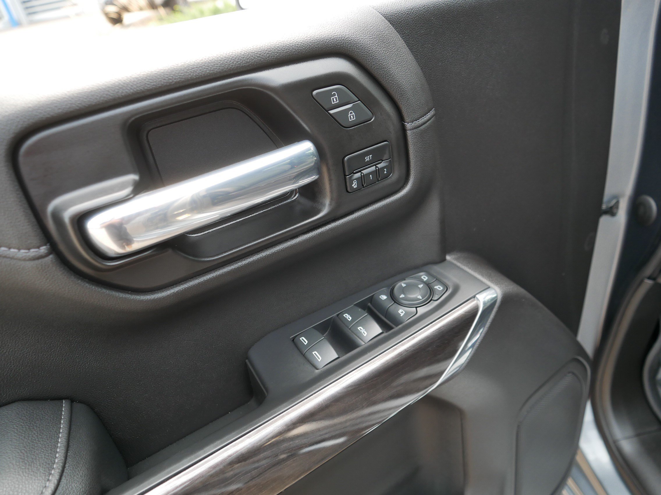 Used 2021 Chevrolet Silverado 1500 LTZ AWD/4WD image 19