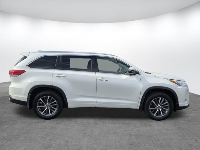 Used 2017 Toyota Highlander XLE AWD/4WD image 3