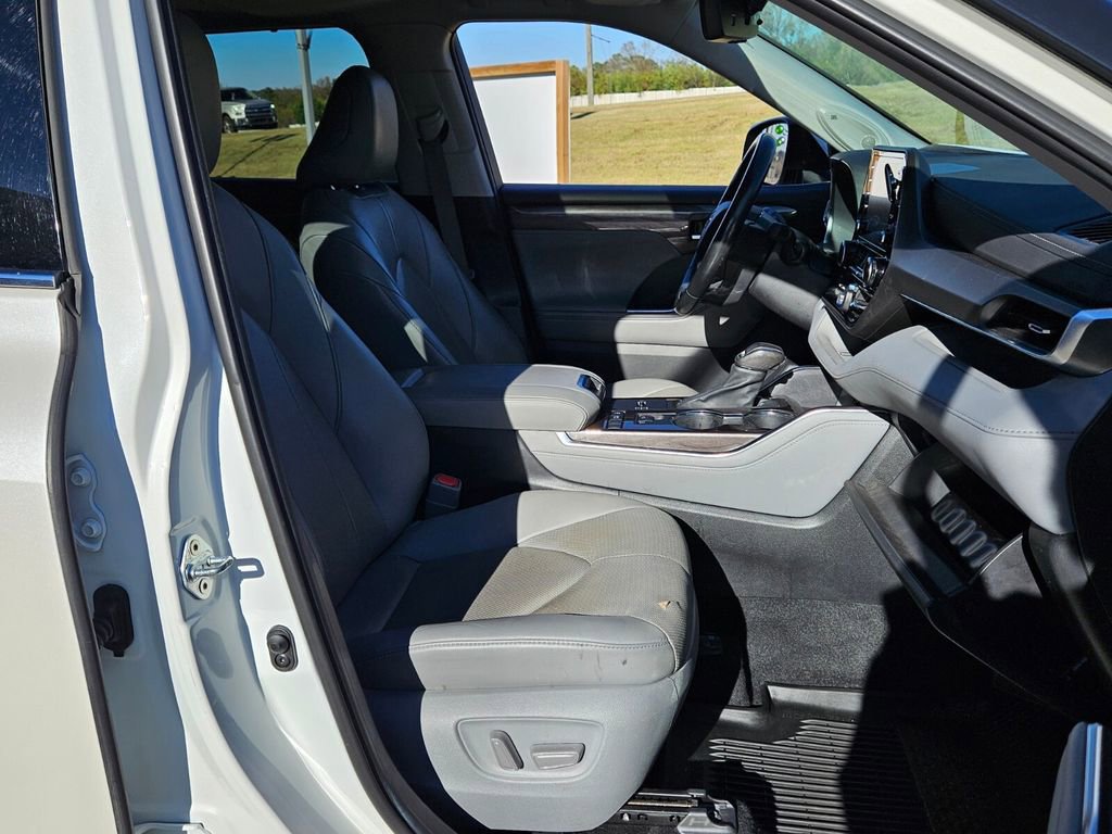 Used 2021 Toyota Highlander Limited image 15