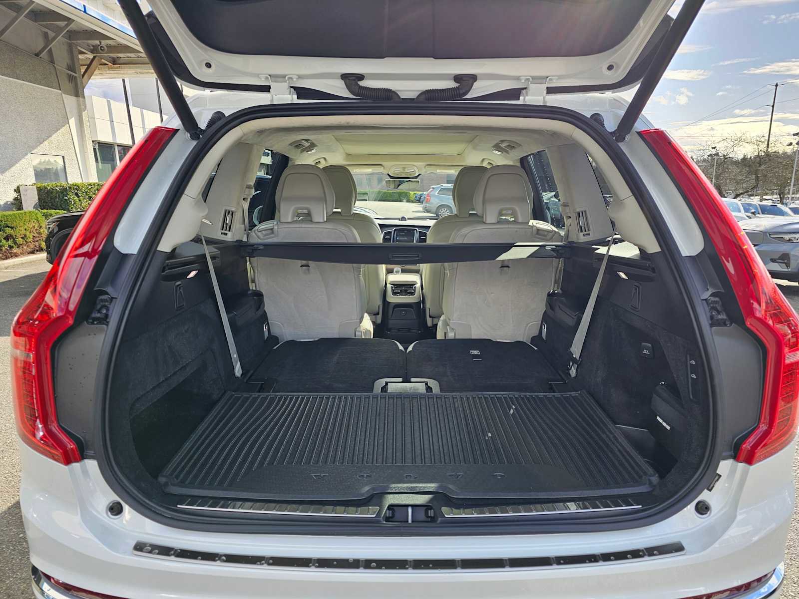 Used 2023 Volvo XC90 T8 Ultimate w/ Lounge Package image 17