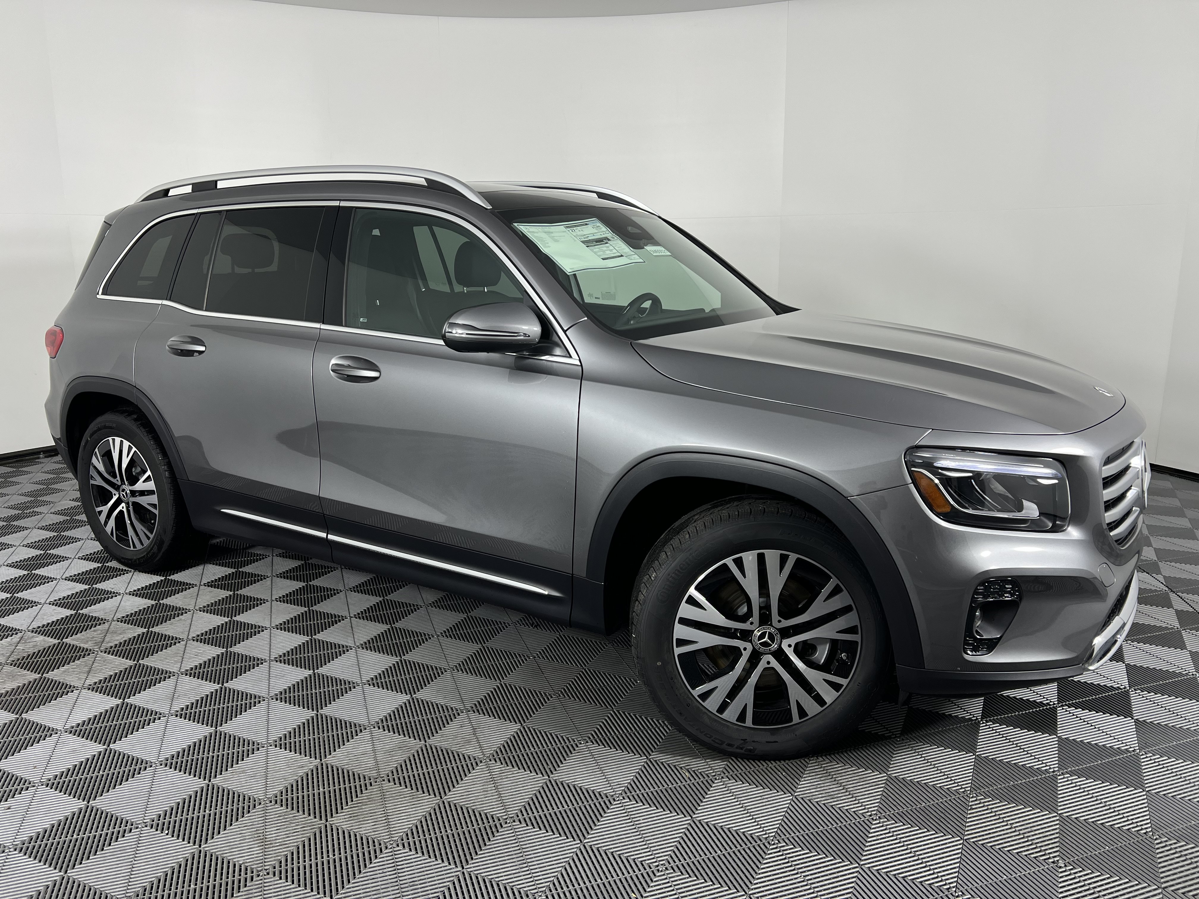 Used 2026 Mercedes-Benz GLB 250 4MATIC image 2