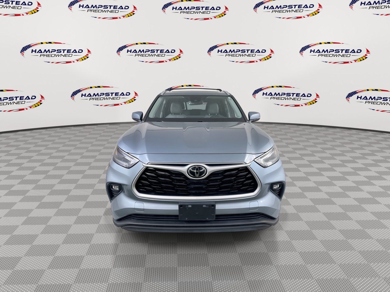 Used 2022 Toyota Highlander XLE AWD/4WD image 3
