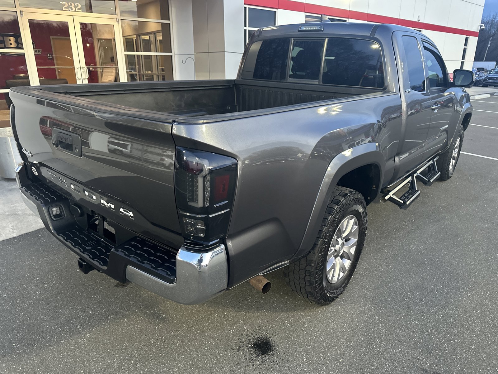 Used 2018 Toyota Tacoma SR5 w/ SR5 Appearance Package (SM) AWD/4WD image 8