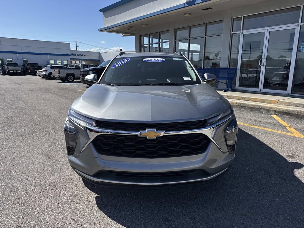 Certified 2025 Chevrolet Trax LT w/ LT Convenience Package image 2
