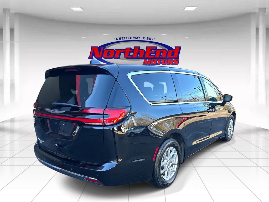 Used 2024 Chrysler Pacifica Touring-L image 3