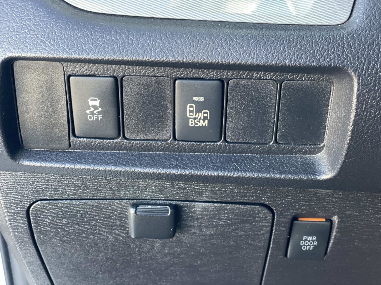 Used 2015 Toyota Sienna SE image 14