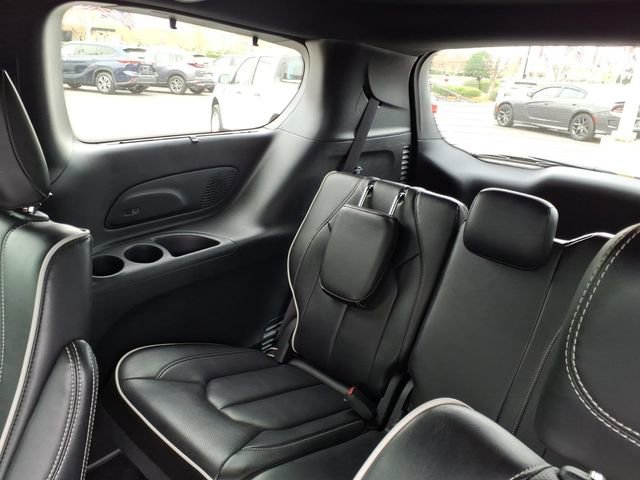 Used 2025 Chrysler Pacifica Limited FWD image 7