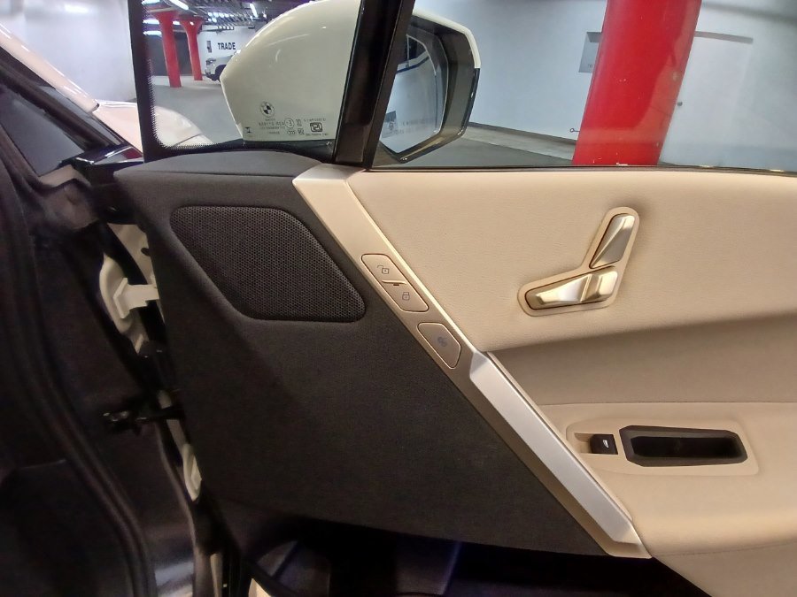 Used 2023 BMW iX xDrive50 w/ Sport Package image 19