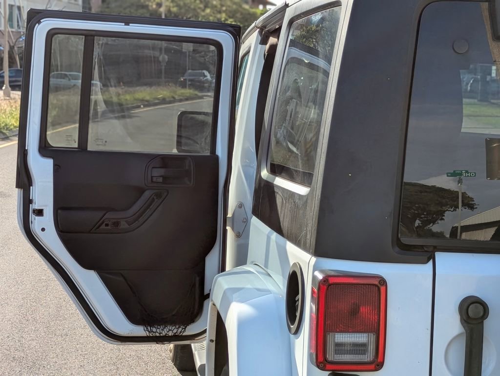 Used 2017 Jeep Wrangler Unlimited Sahara w/ Connectivity Group AWD/4WD image 10