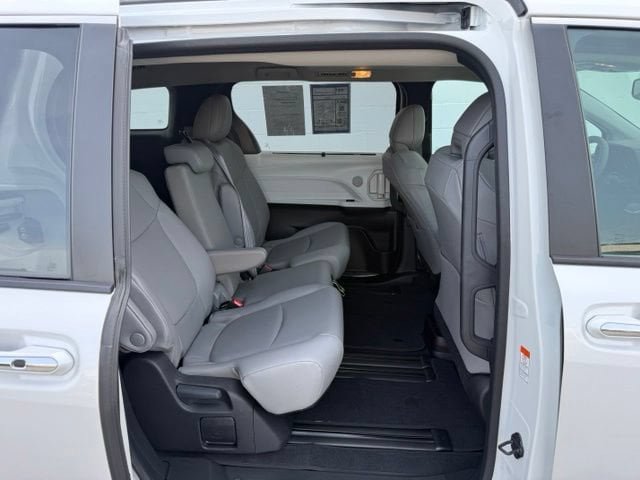 Used 2025 Toyota Sienna XLE FWD image 16