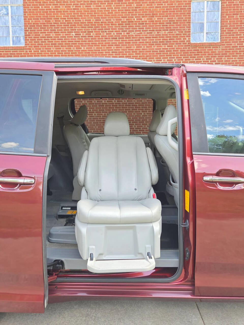 Used 2013 Toyota Sienna XLE image 17