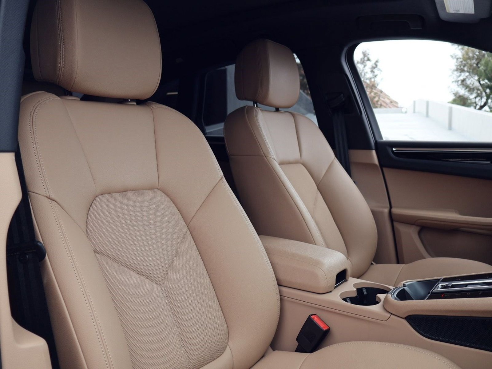Certified 2025 Porsche Macan image 24