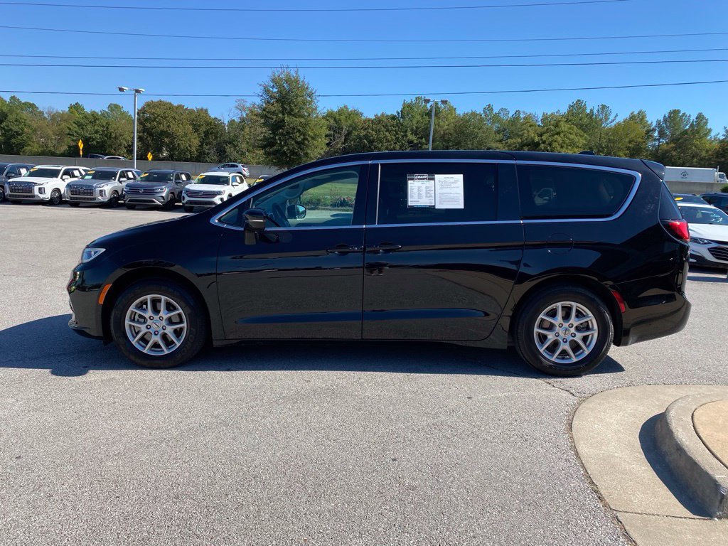 Used 2024 Chrysler Pacifica Touring-L FWD image 4