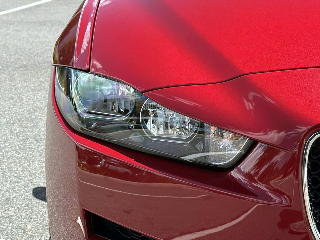 Used 2017 Jaguar XE Premium RWD image 9