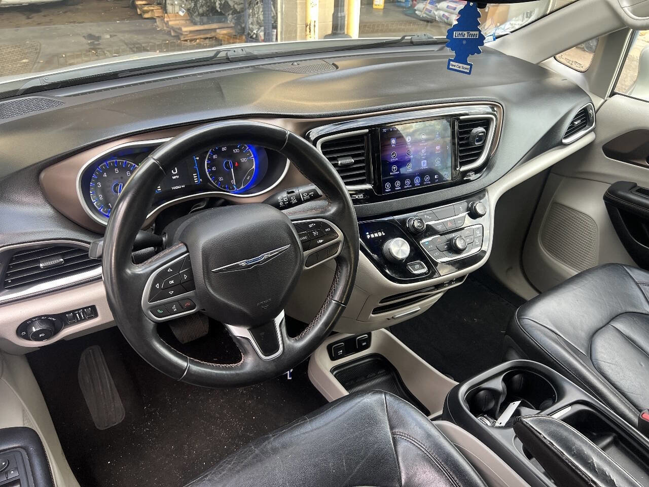 Used 2017 Chrysler Pacifica Touring-L image 7