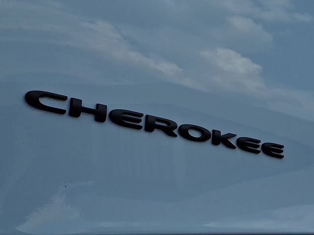 Used 2015 Jeep Cherokee Trailhawk w/ Leather Interior Group AWD/4WD image 32