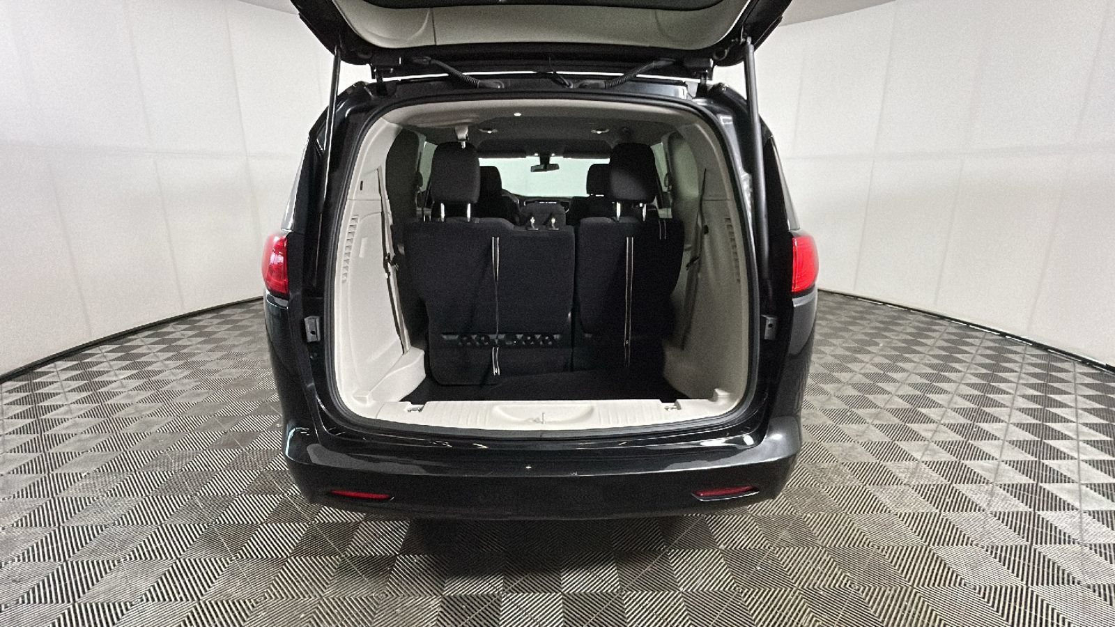 Used 2022 Chrysler Voyager LX FWD image 32