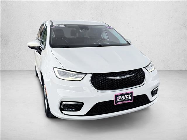 Used 2023 Chrysler Pacifica Touring-L image 3