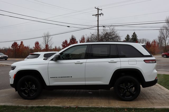 New 2025 Jeep Grand Cherokee Altitude image 24