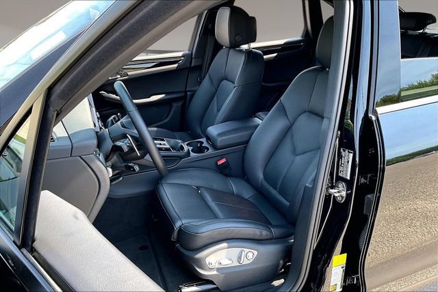 Used 2025 Porsche Macan AWD/4WD image 20