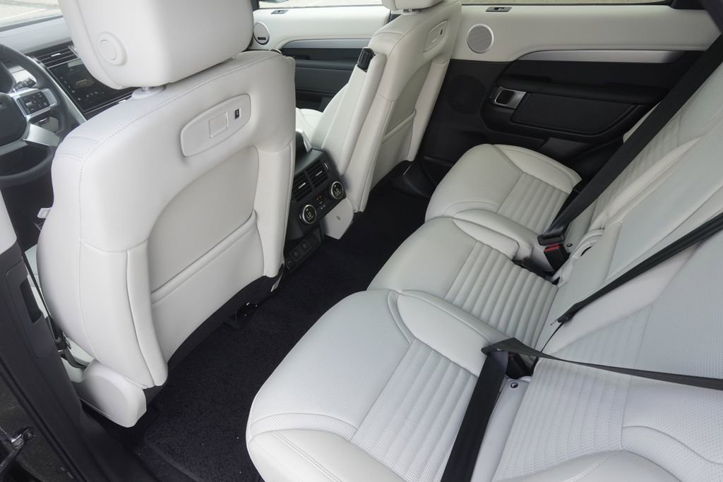 New 2025 Land Rover Discovery Dynamic SE image 29