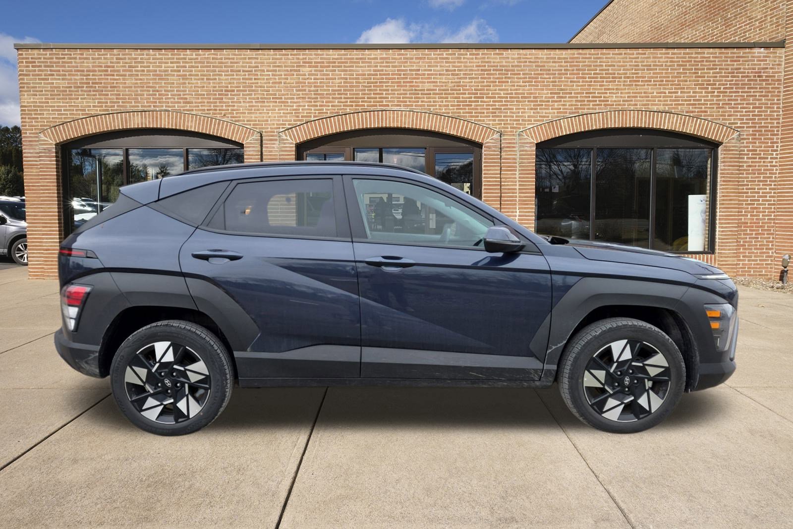 Used 2025 Hyundai Kona SEL image 2